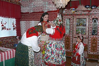 Fájlnév=magyarvistai_nepviselet_oltoztetes.jpg
Fájlméret=115KiB
Méretek=570x380
Hozzáadás dátuma=2012 Március 22. magyarvistai_nepviselet_oltoztetes.jpg