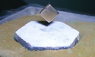 Fájlnév=The_phenomenon_which_I_am_talking_about_is_Superconductivity.jpg
Fájlméret=23KiB
Méretek=500x304
Hozzáadás dátuma=2010 December 14. The_phenomenon_which_I_am_talking_about_is_Superconductivity.jpg